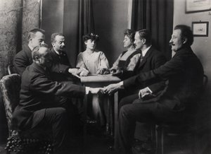 Spiritistická seance, z Photographs of Ghosts od E. Imody, 1912